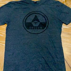 Large gray and black volcom shirt